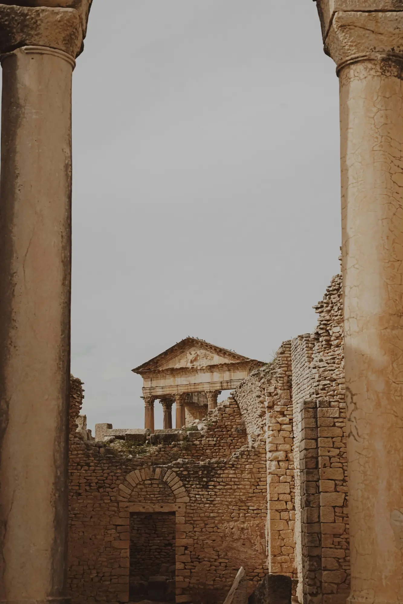 Colonnes et temple antiques en pierre, en Afrique du Nord