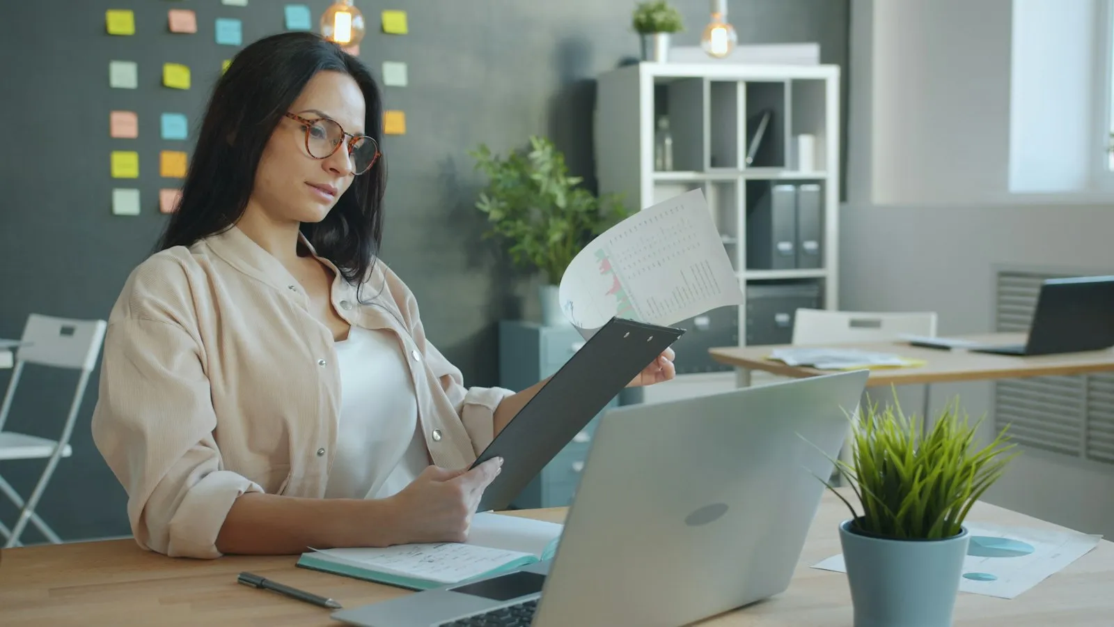 Rédaction d'un courrier de relance au bureau