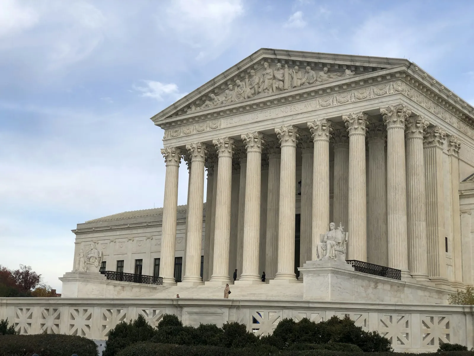 Façade à colonnes d'un palais de justice