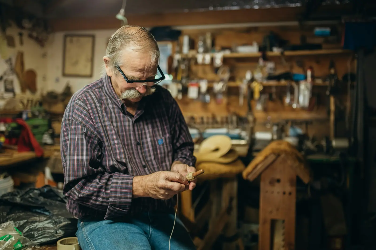 Un artisan travaille dans son atelier