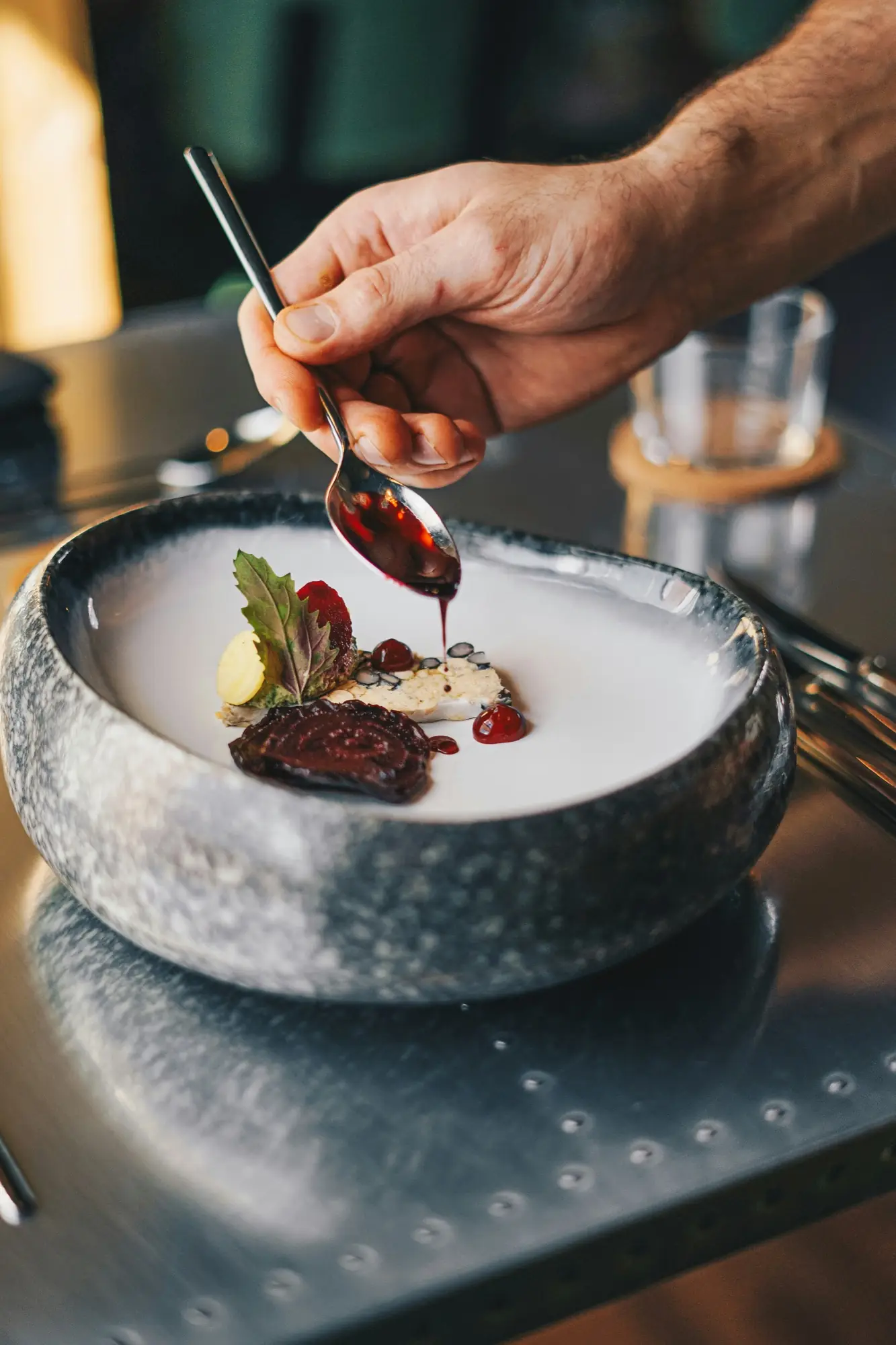 Un chef dresse une assiette