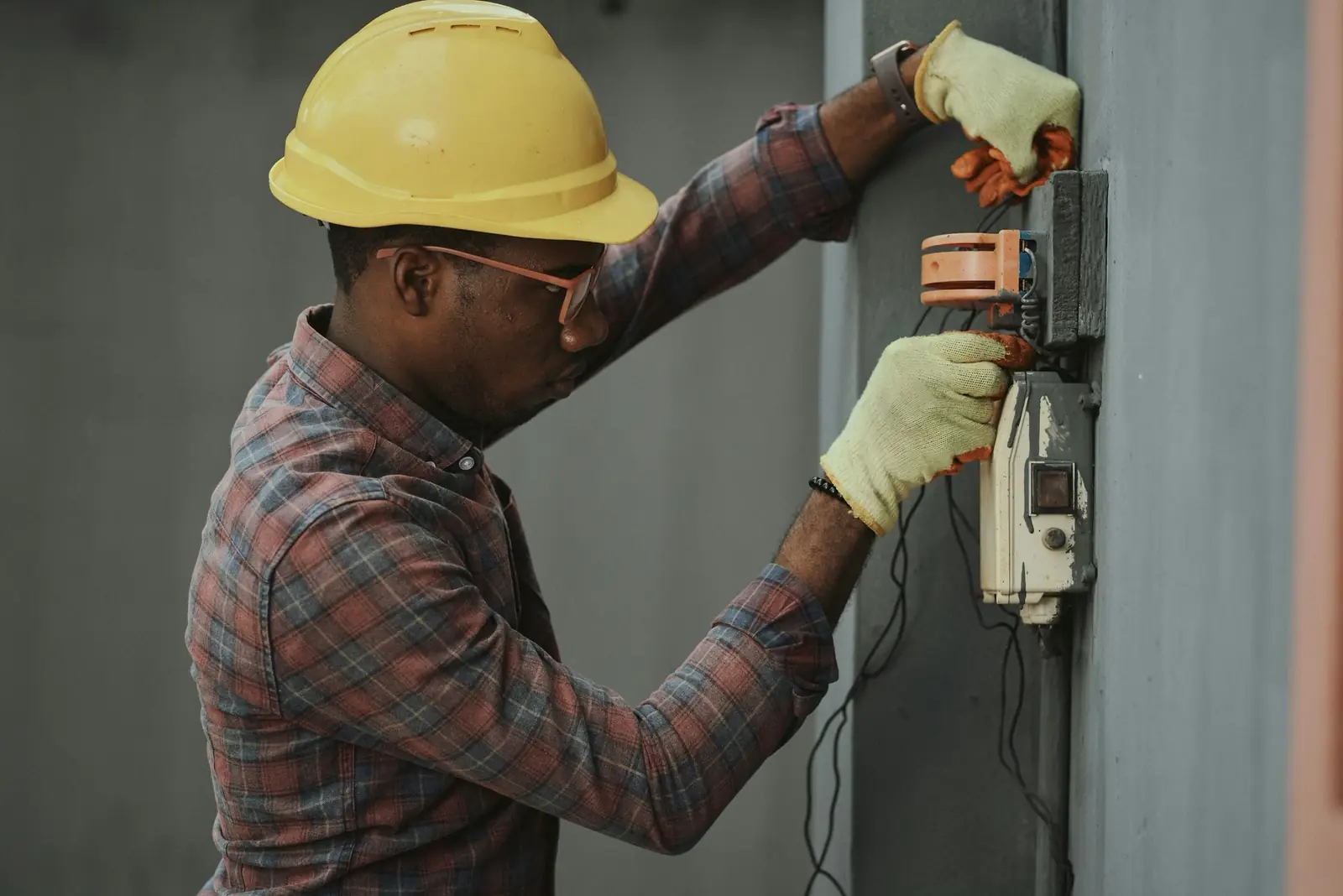 Un électricien intervient sur un tableau