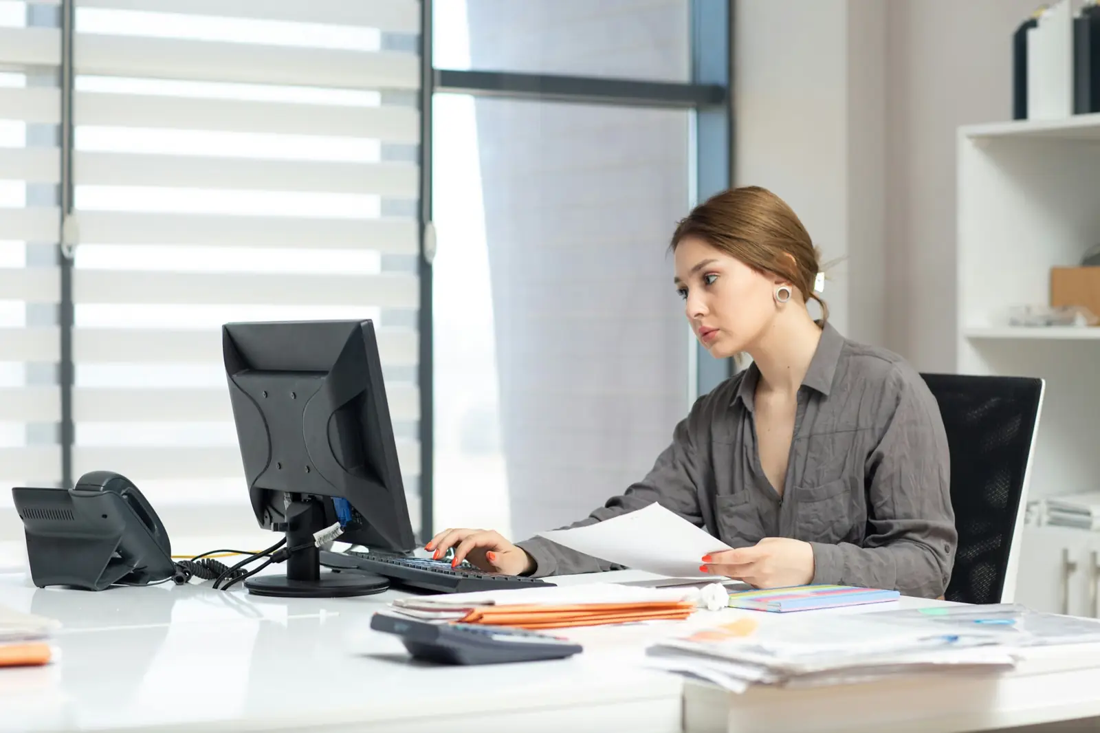 Une gérante travaille à son bureau