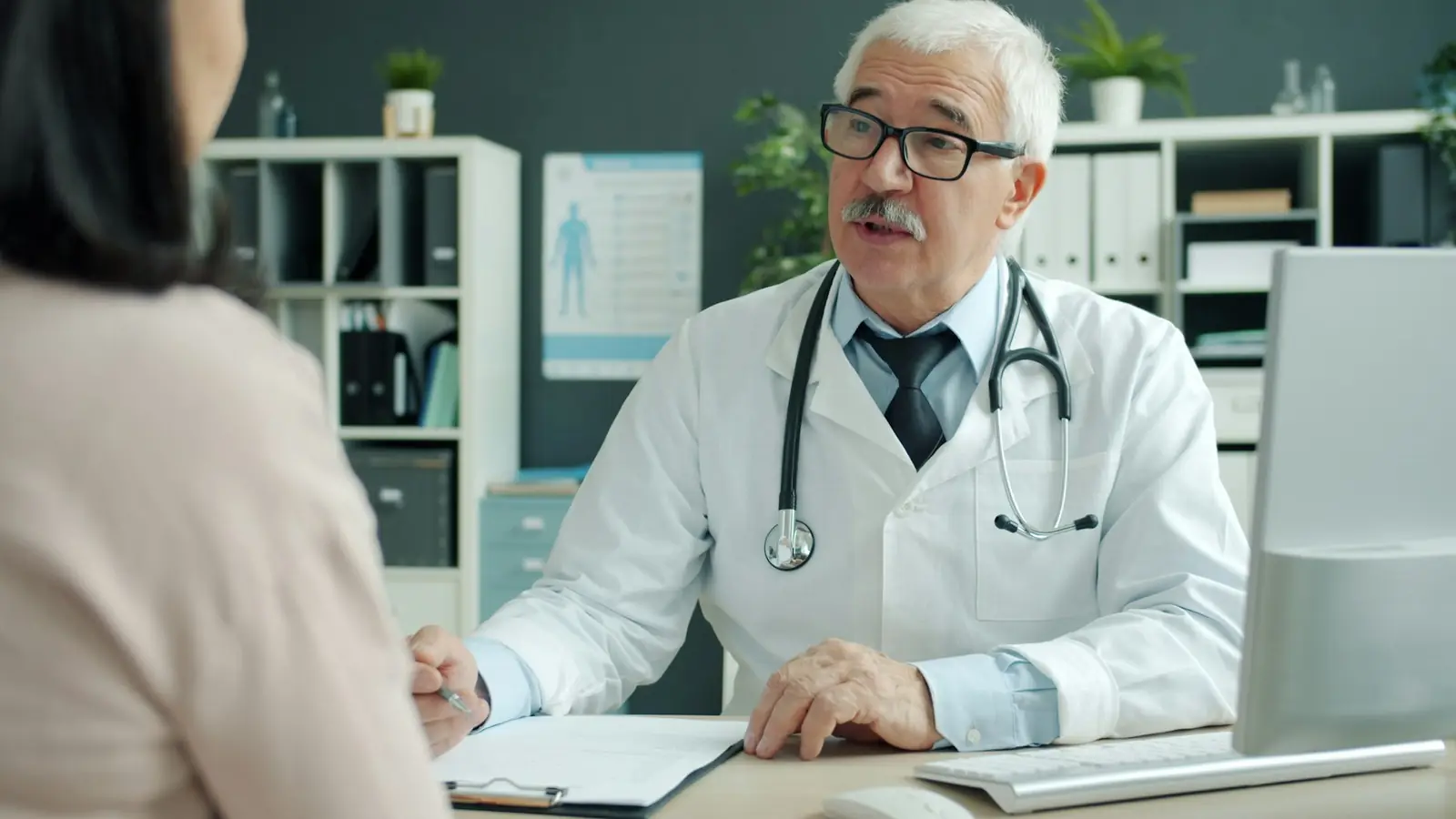 Un médecin échange avec une patiente dans son cabinet