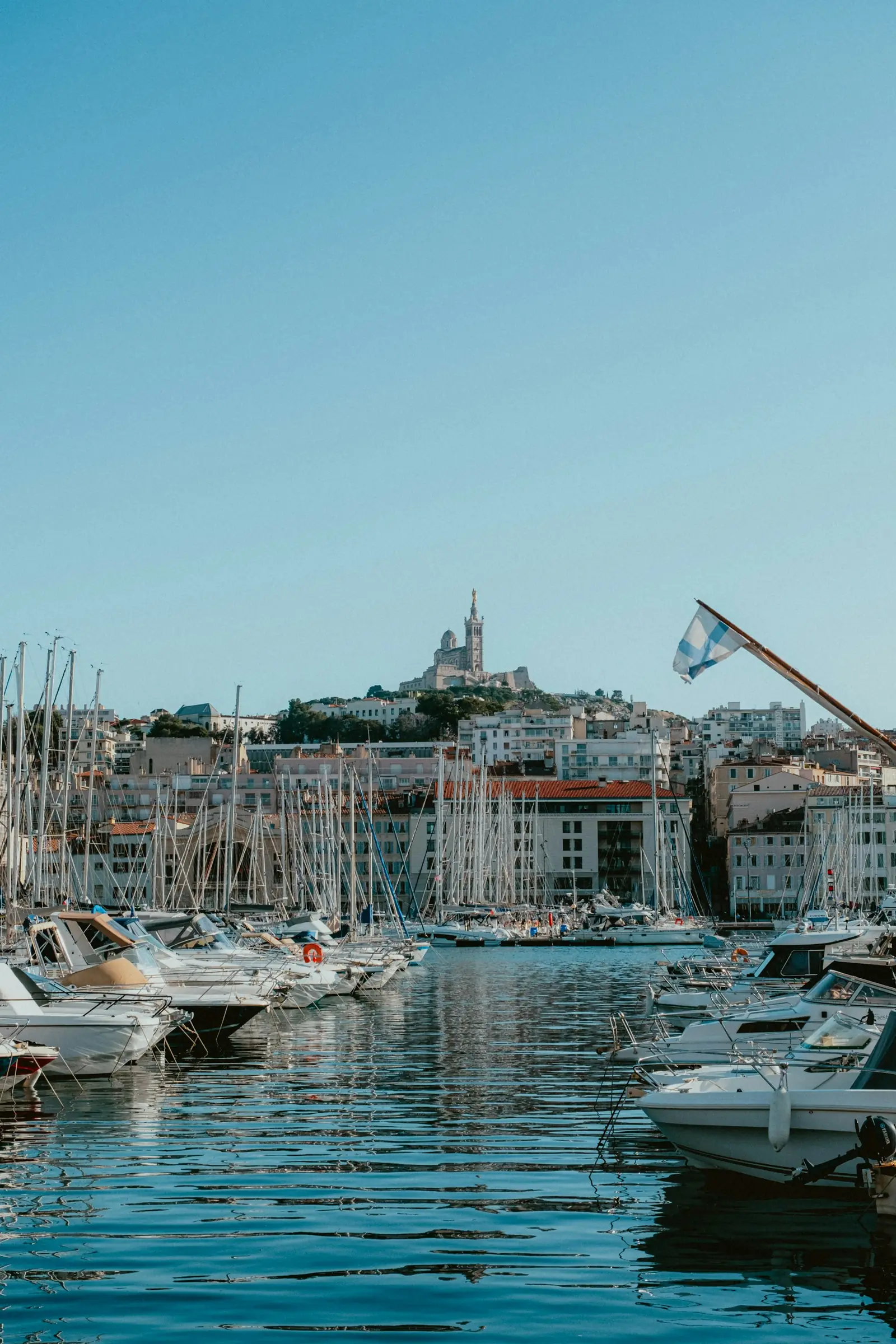 Le port de Marseille rempli de petits bateaux
