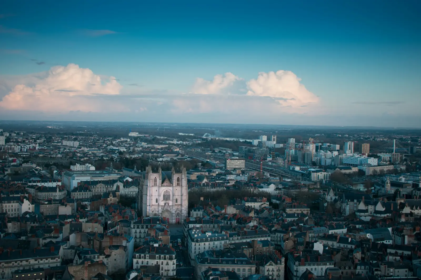 Vue aérienne de Nantes et de sa cathédrale