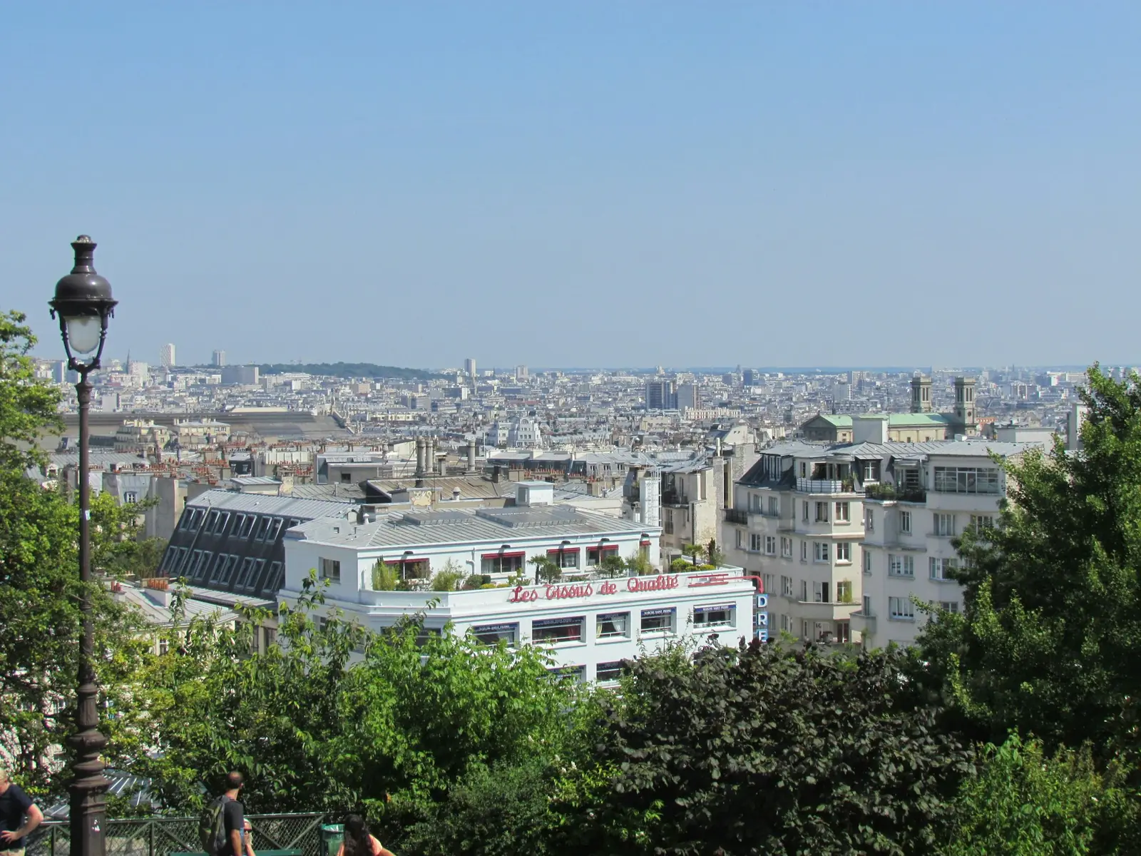 Des passants dans une rue de Paris, en journée
