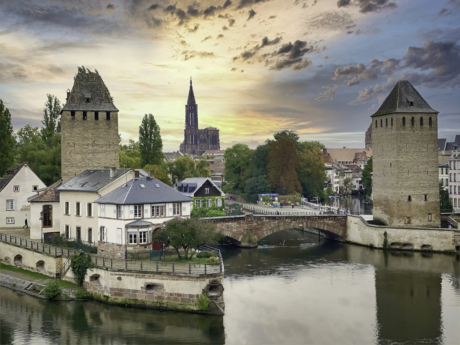 Un pont sur la rivière, entre les maisons de Strasbourg